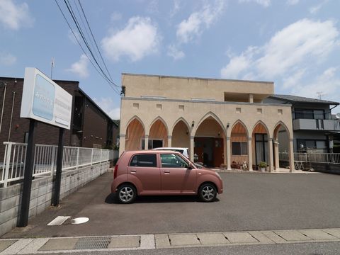 アーチ型の入口建物