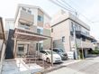 明るい外観の建物入口