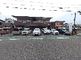 ゆったりとした駐車場のある施設外観