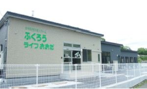明るい外観の建物