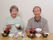 仲良く食事をする高齢の男性と女性
