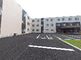 広々とした駐車場のある建物