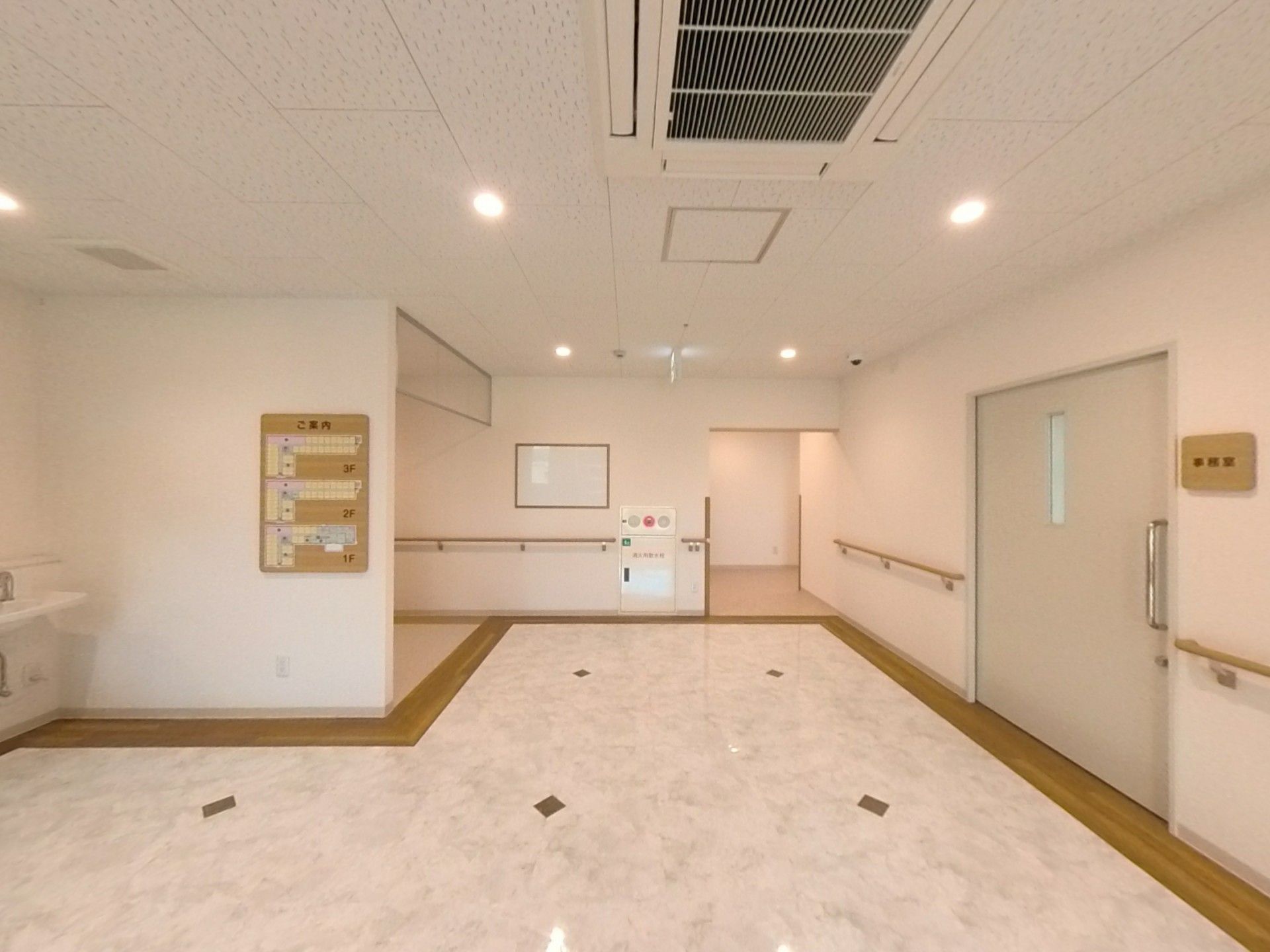 明るく広々とした廊下