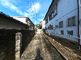 静かな住宅街の施設外観