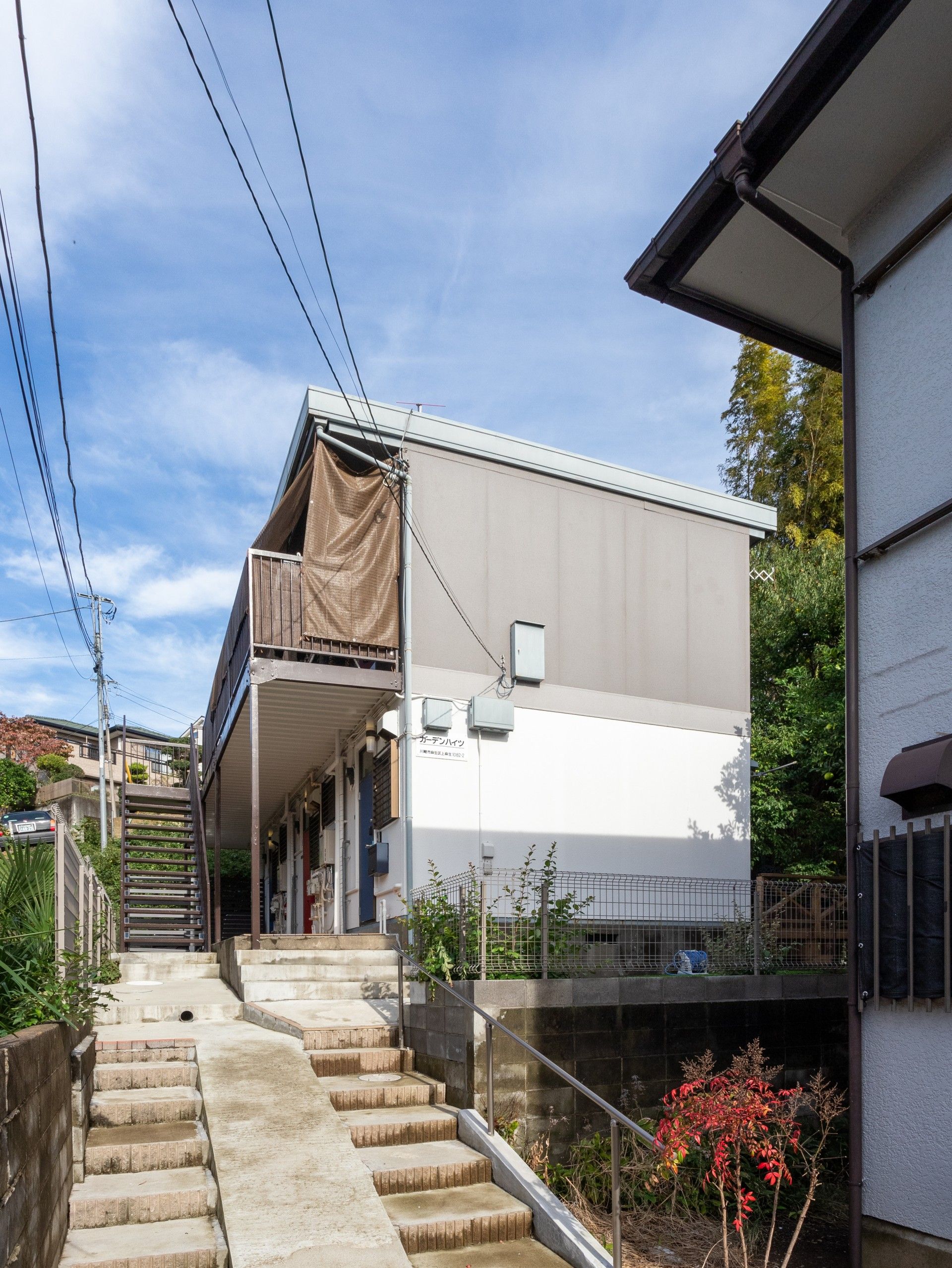 階段と建物の外観