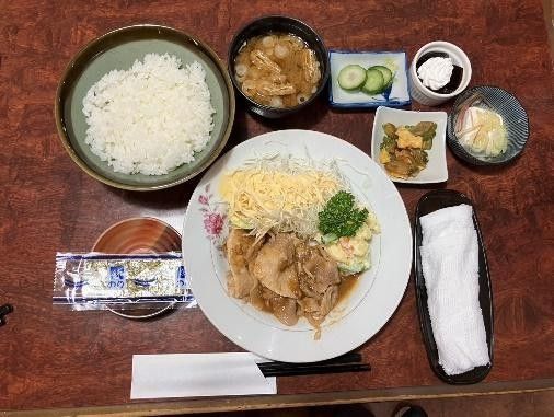 外でほほ笑む3世代