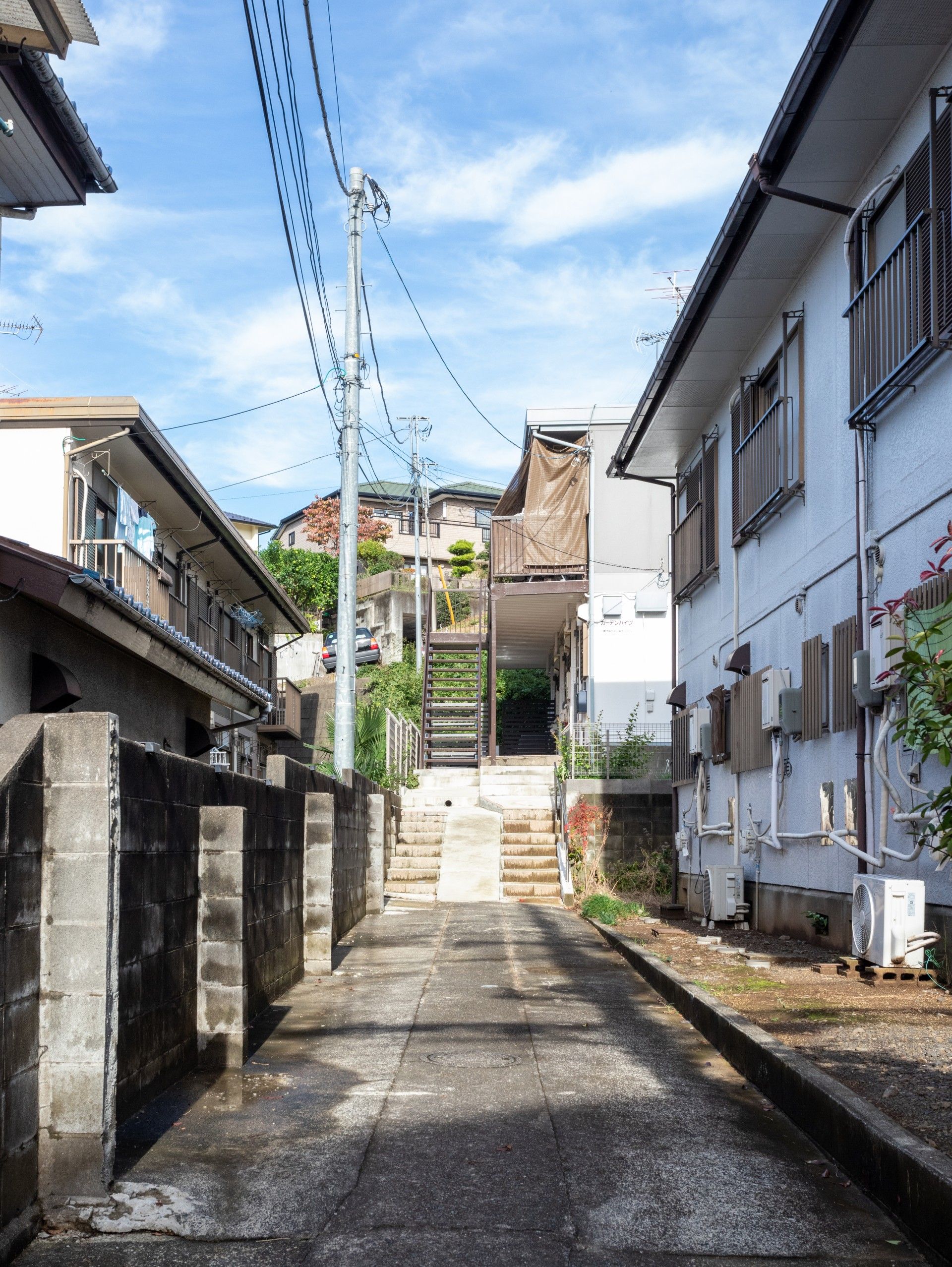 静かな住宅街の通路