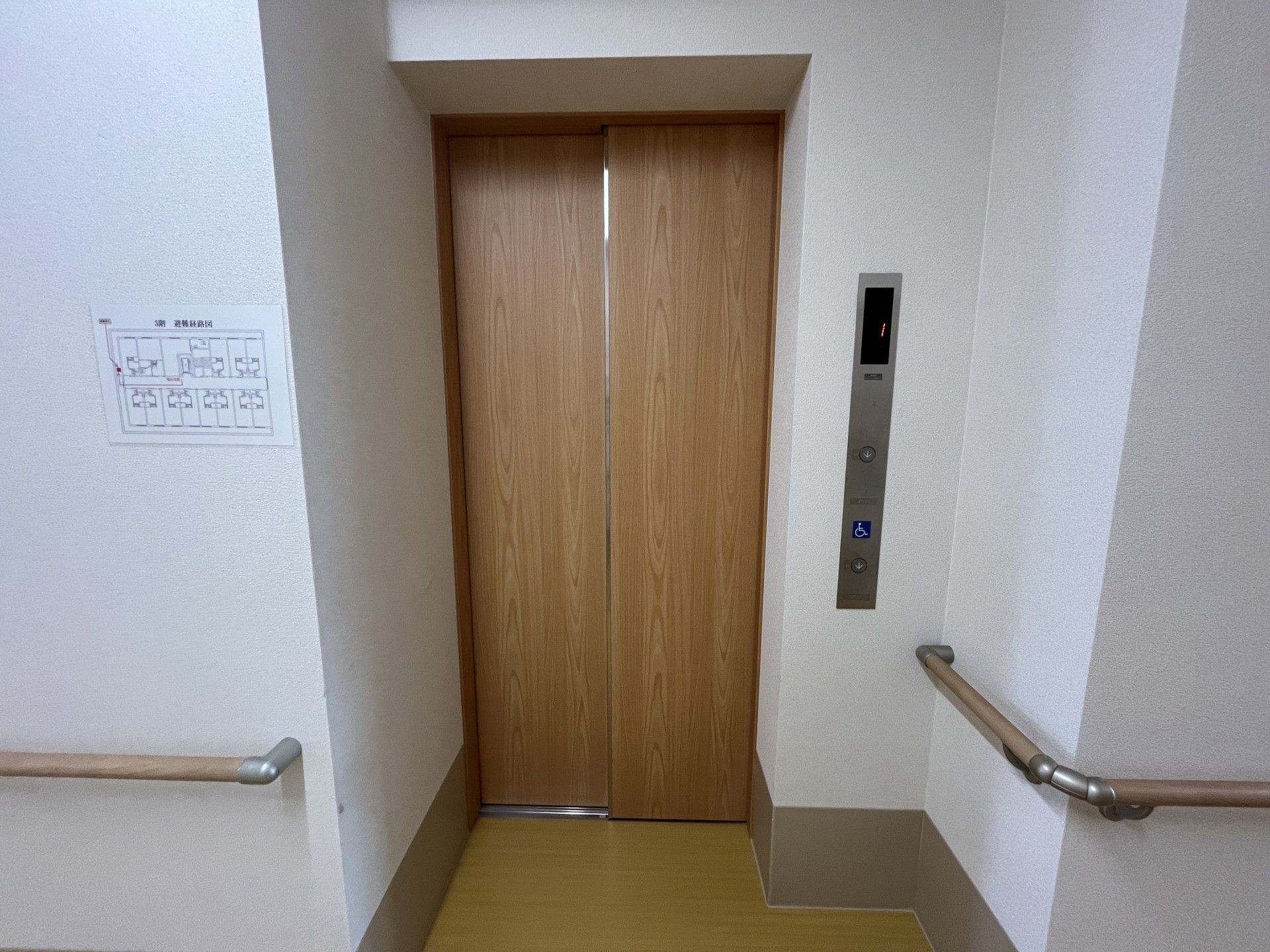 バリアフリー設計のエレベーター
