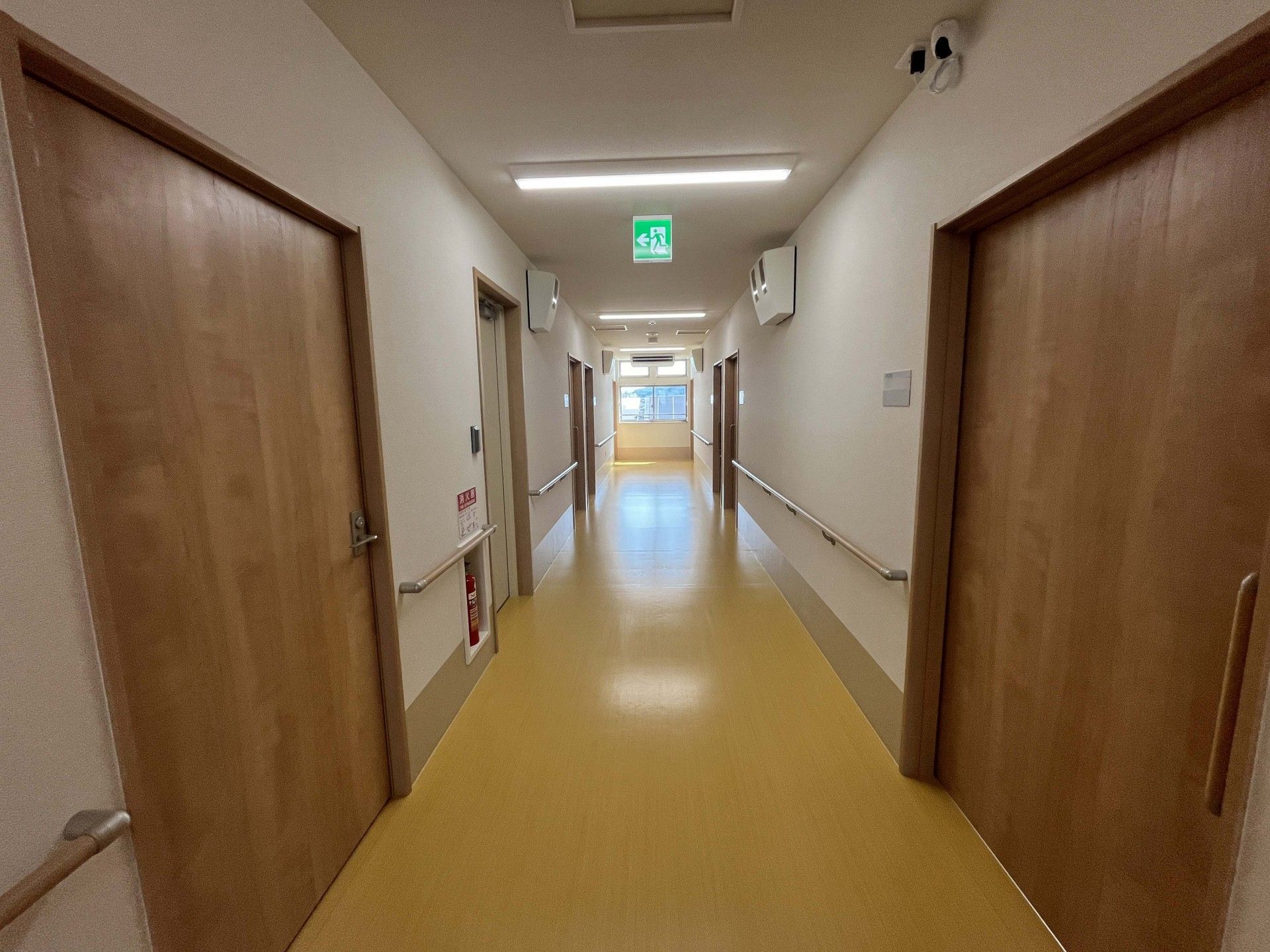 明るく広い廊下