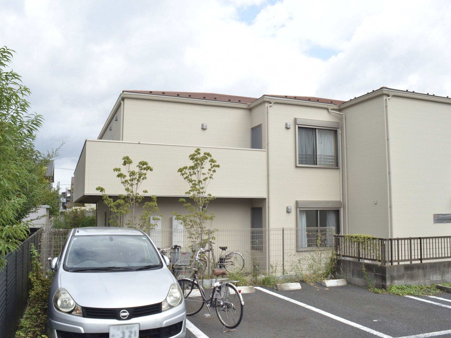 ゆったりとした外観の建物