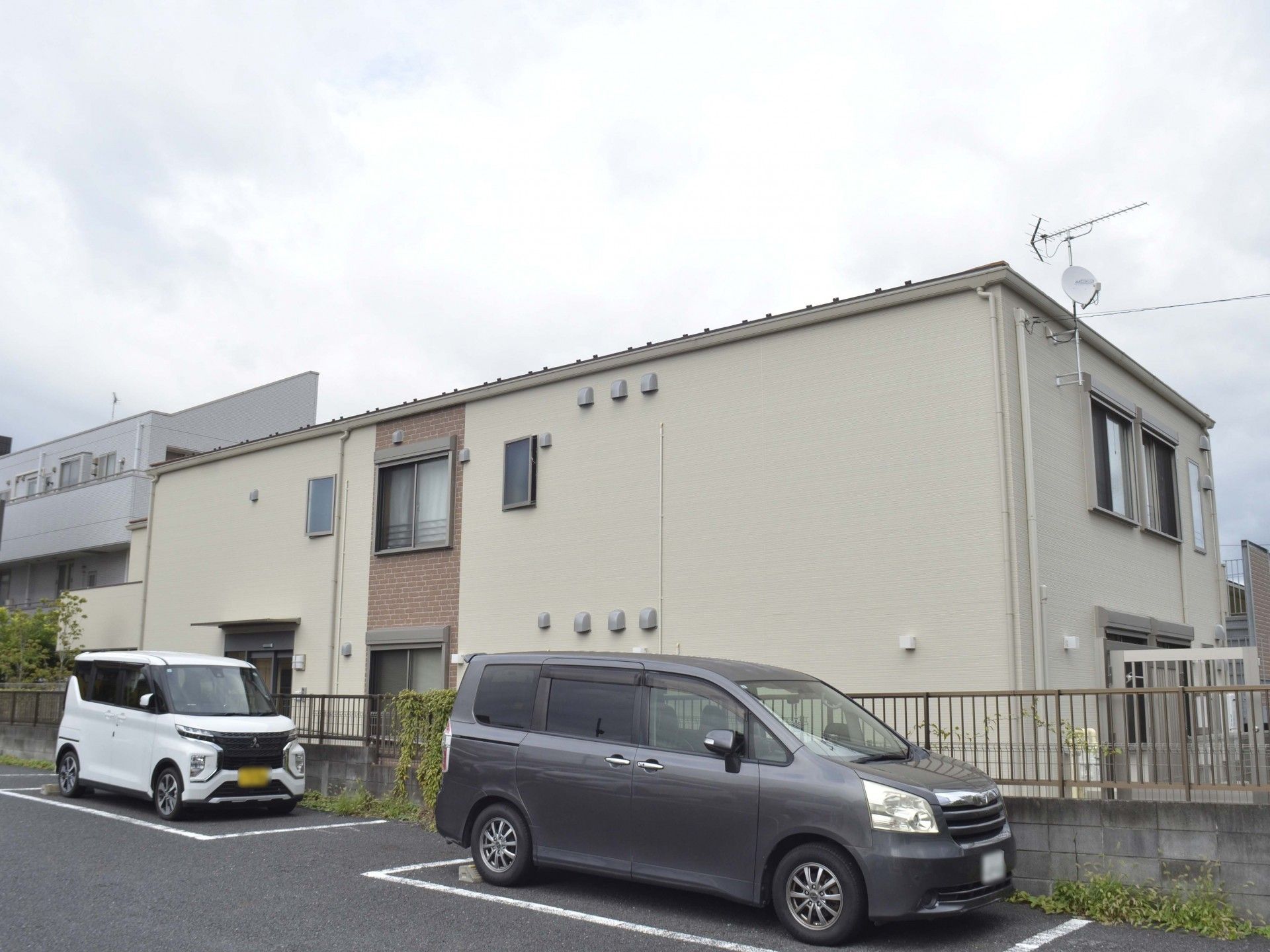 ゆったりとした外観の建物