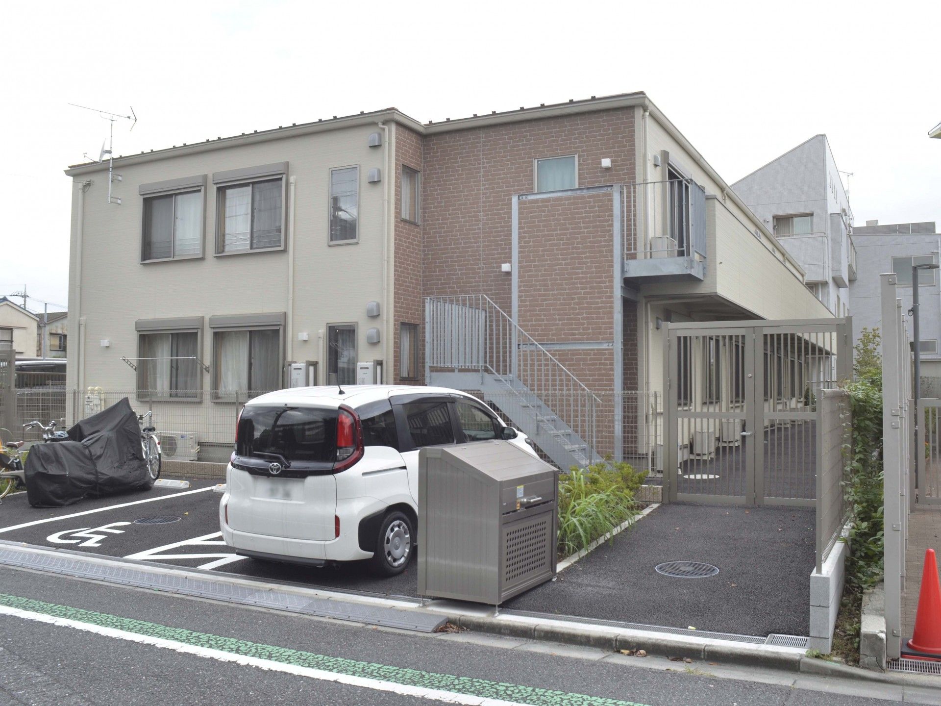 バリアフリー設計の建物外観
