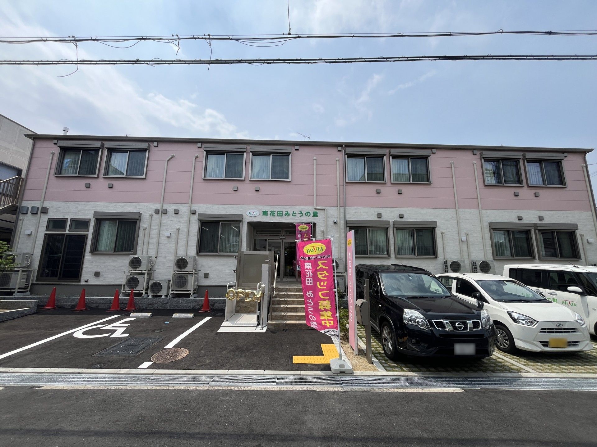 車いすの女性と6名の医療スタッフ