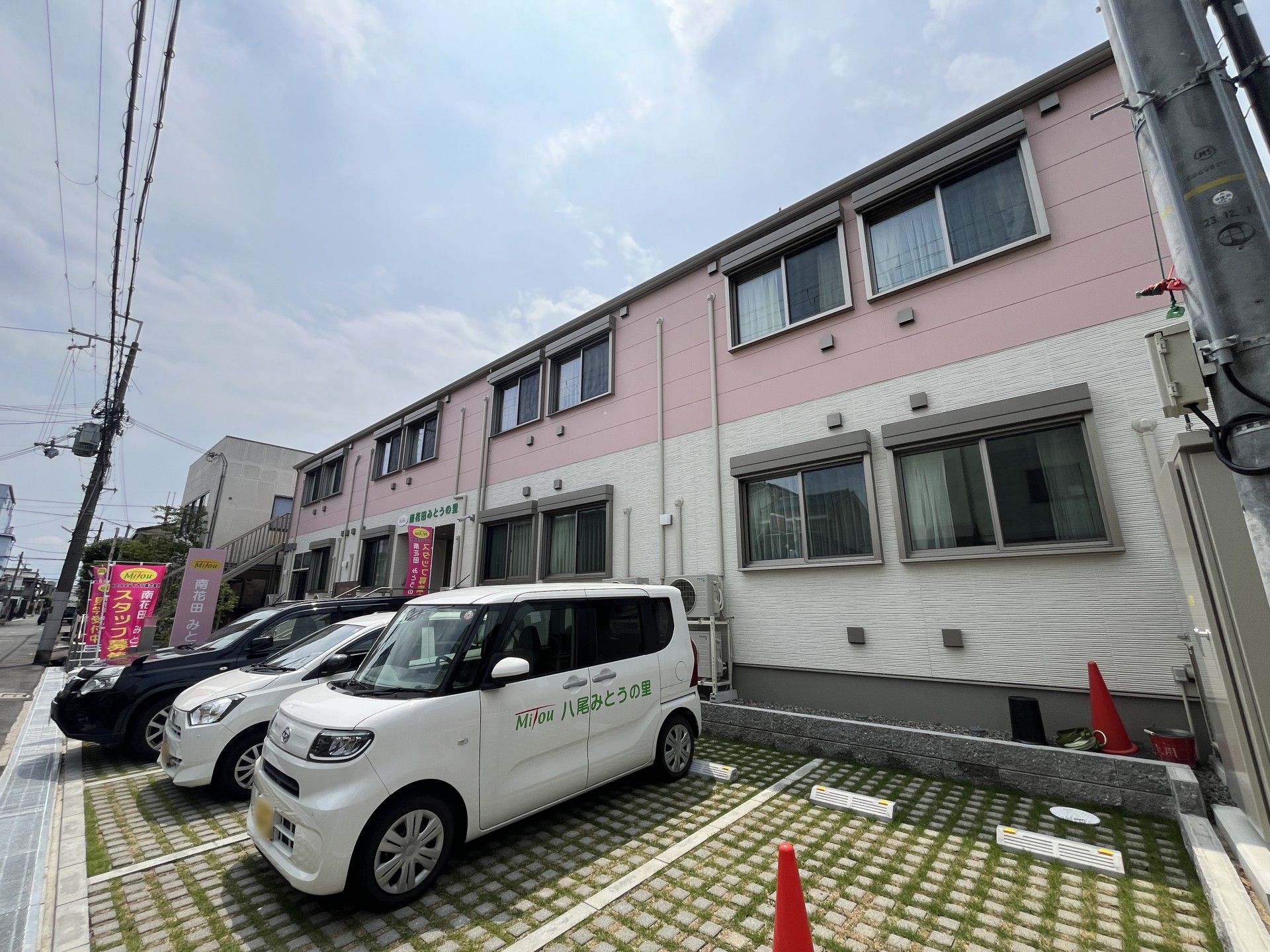 ピンクの建物外観