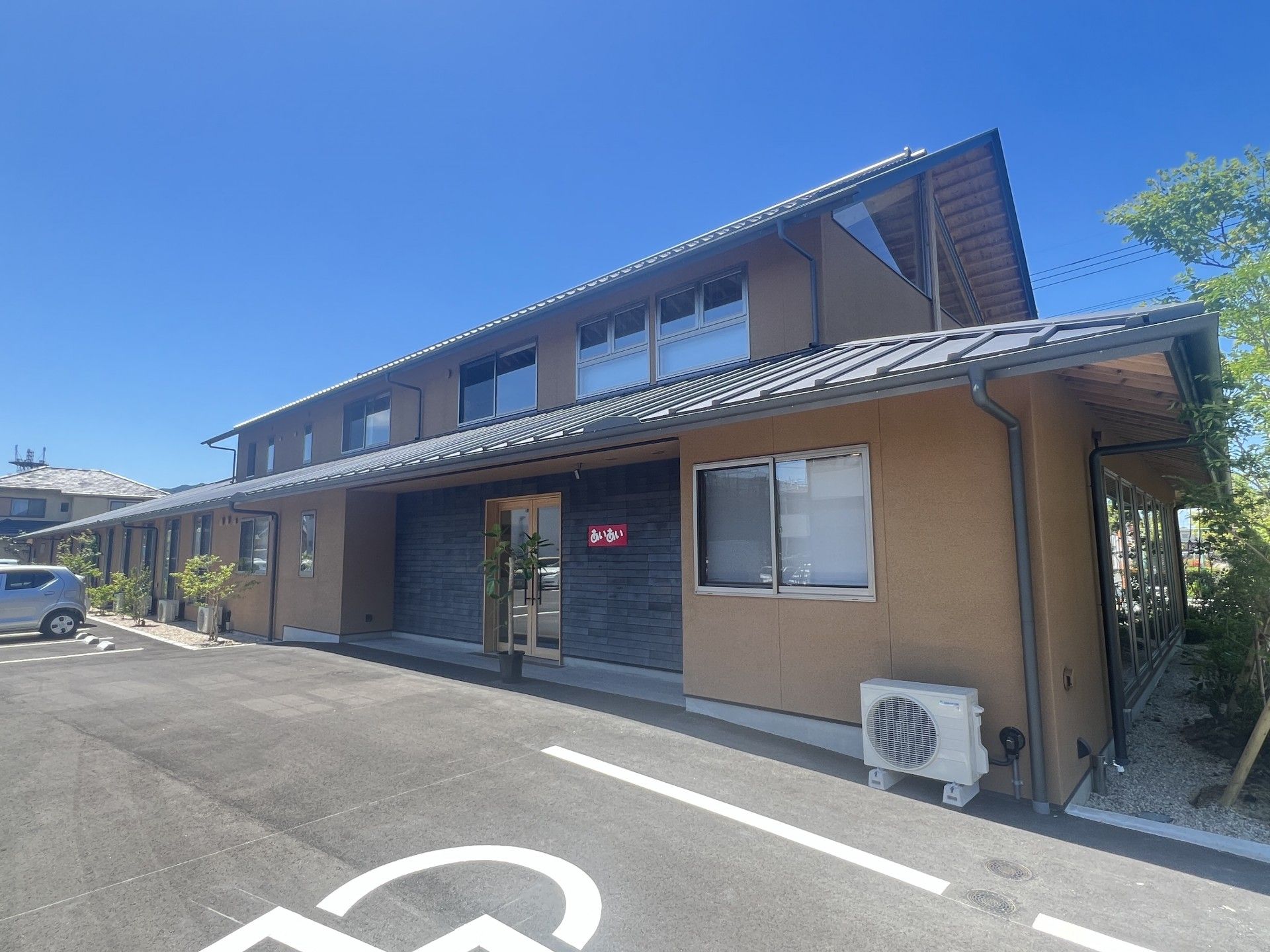 明るい外観の建物入口