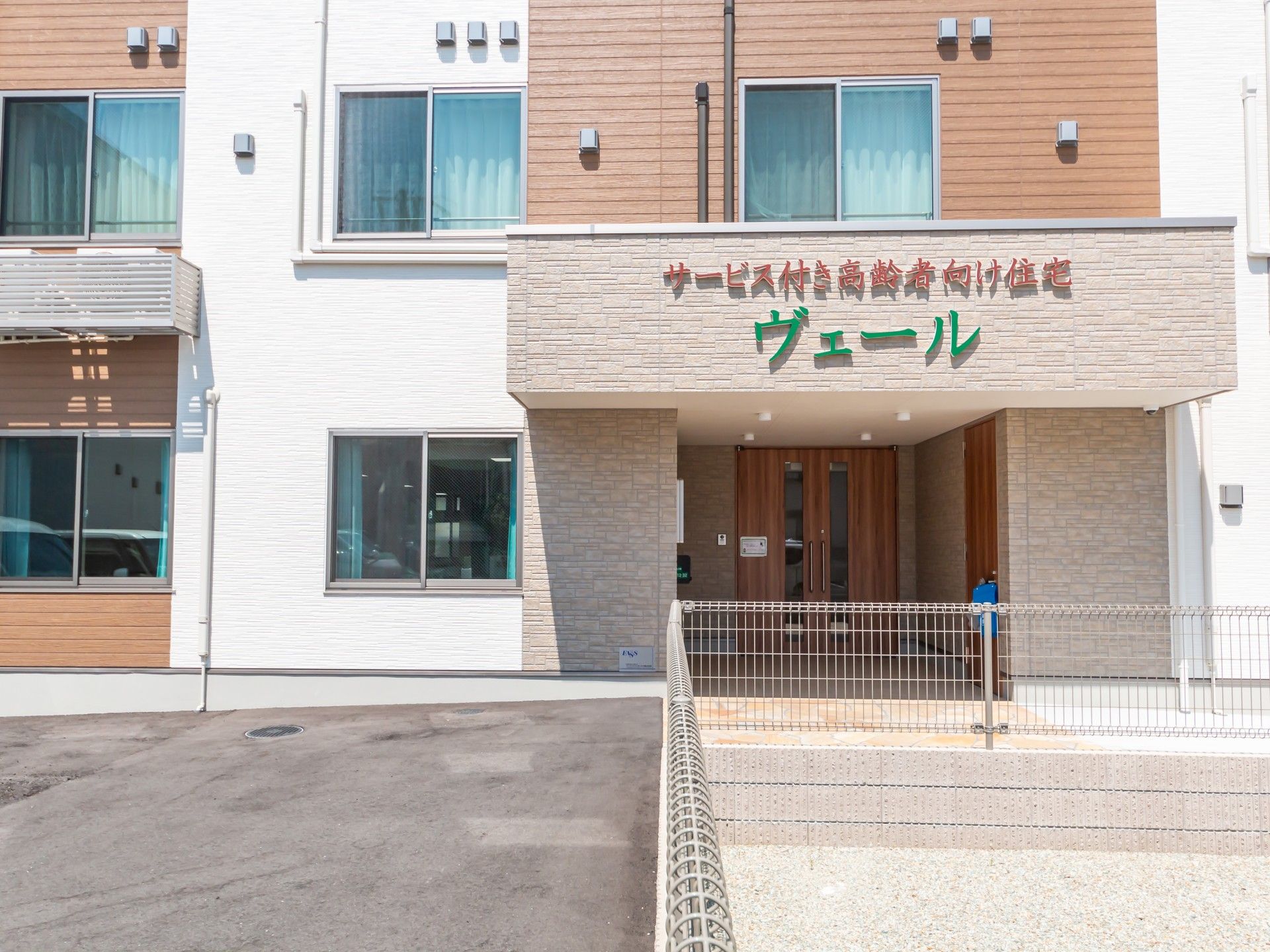 明るい外観の入口