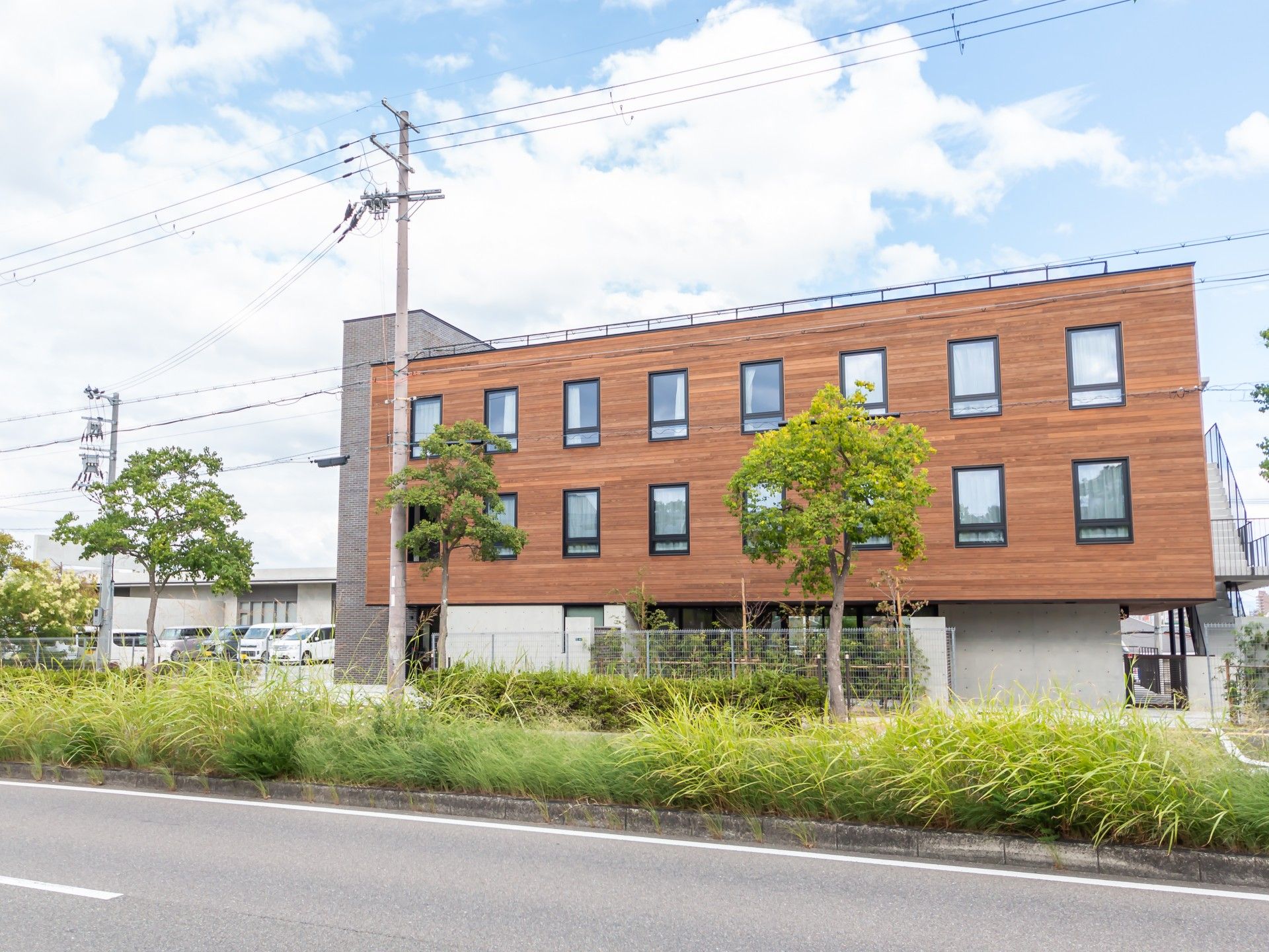 木目調の建物外観