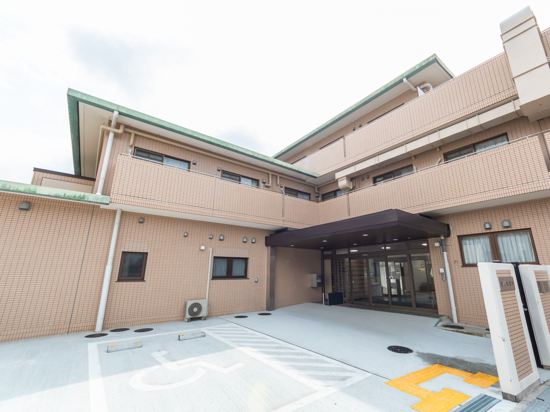 広いエントランスの建物