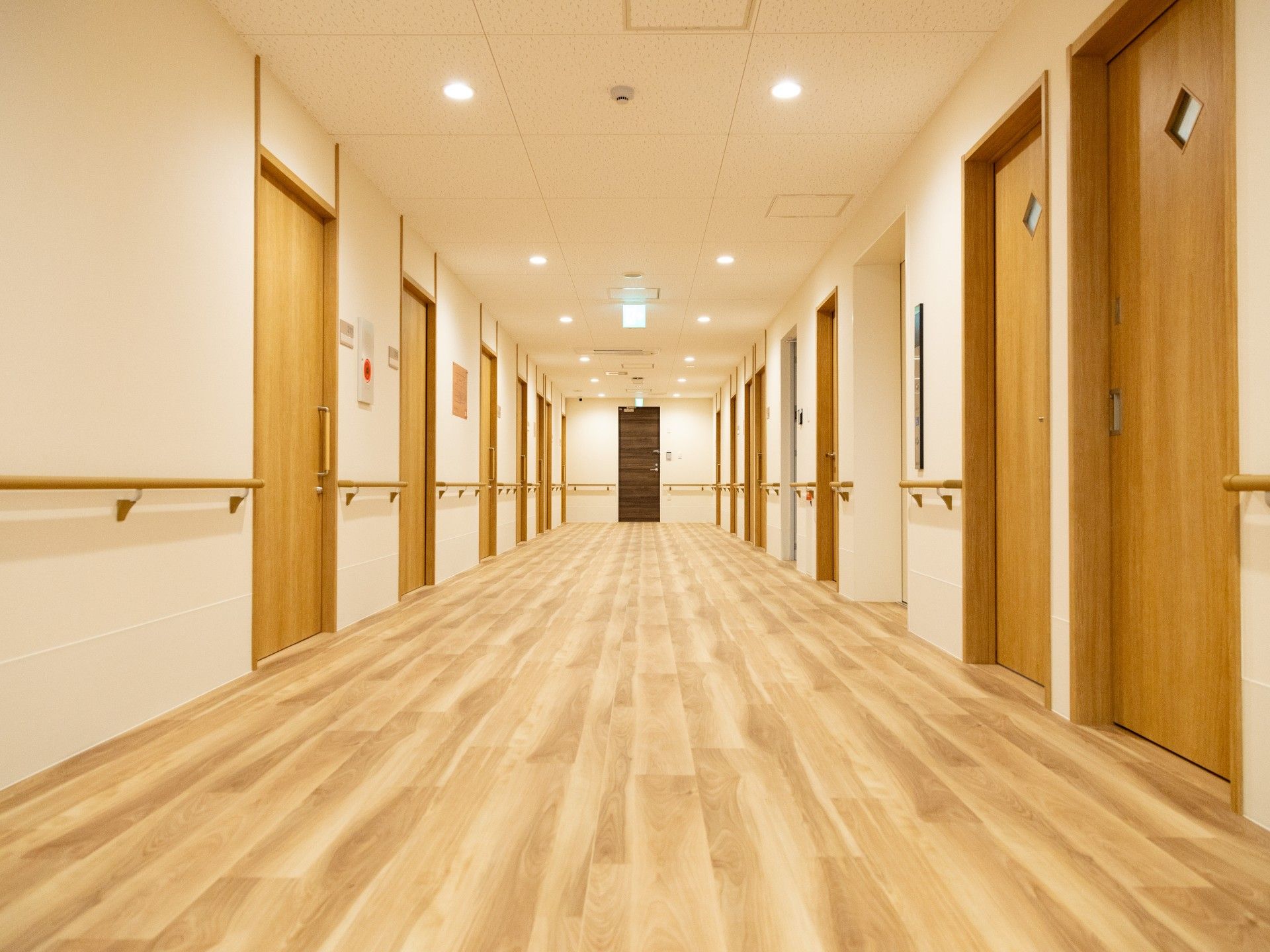 明るく広々とした廊下
