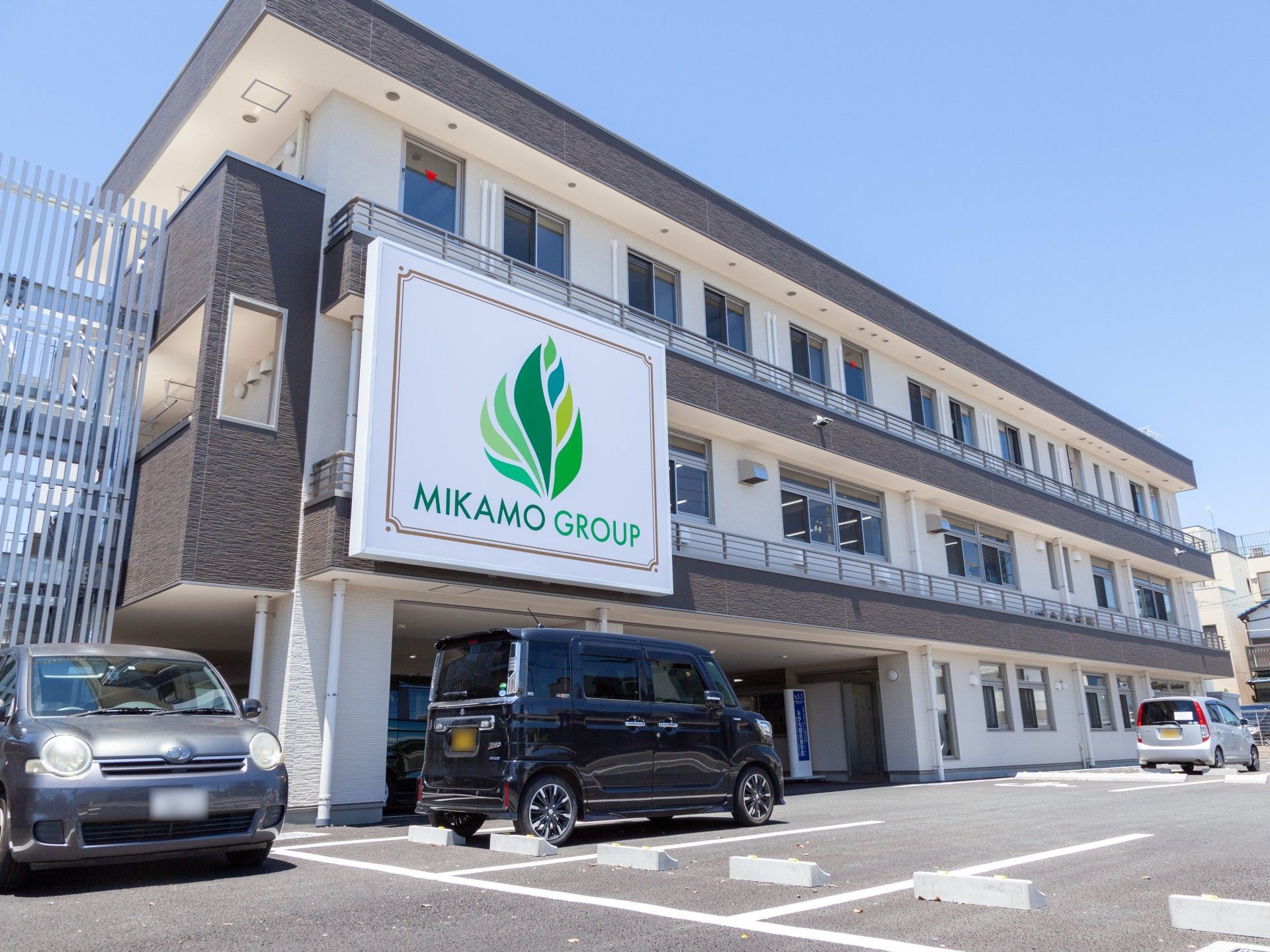 車いすに座っている男性と寄り添う介護スタッフ