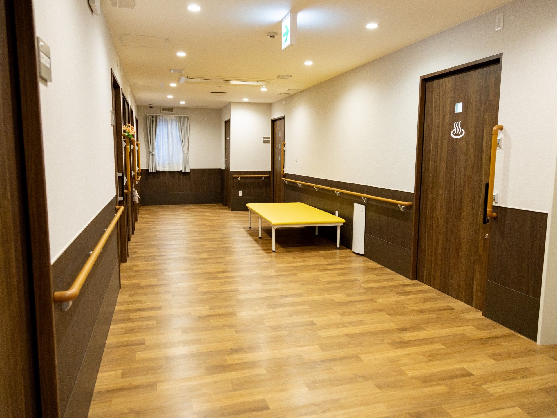 明るく広々とした廊下