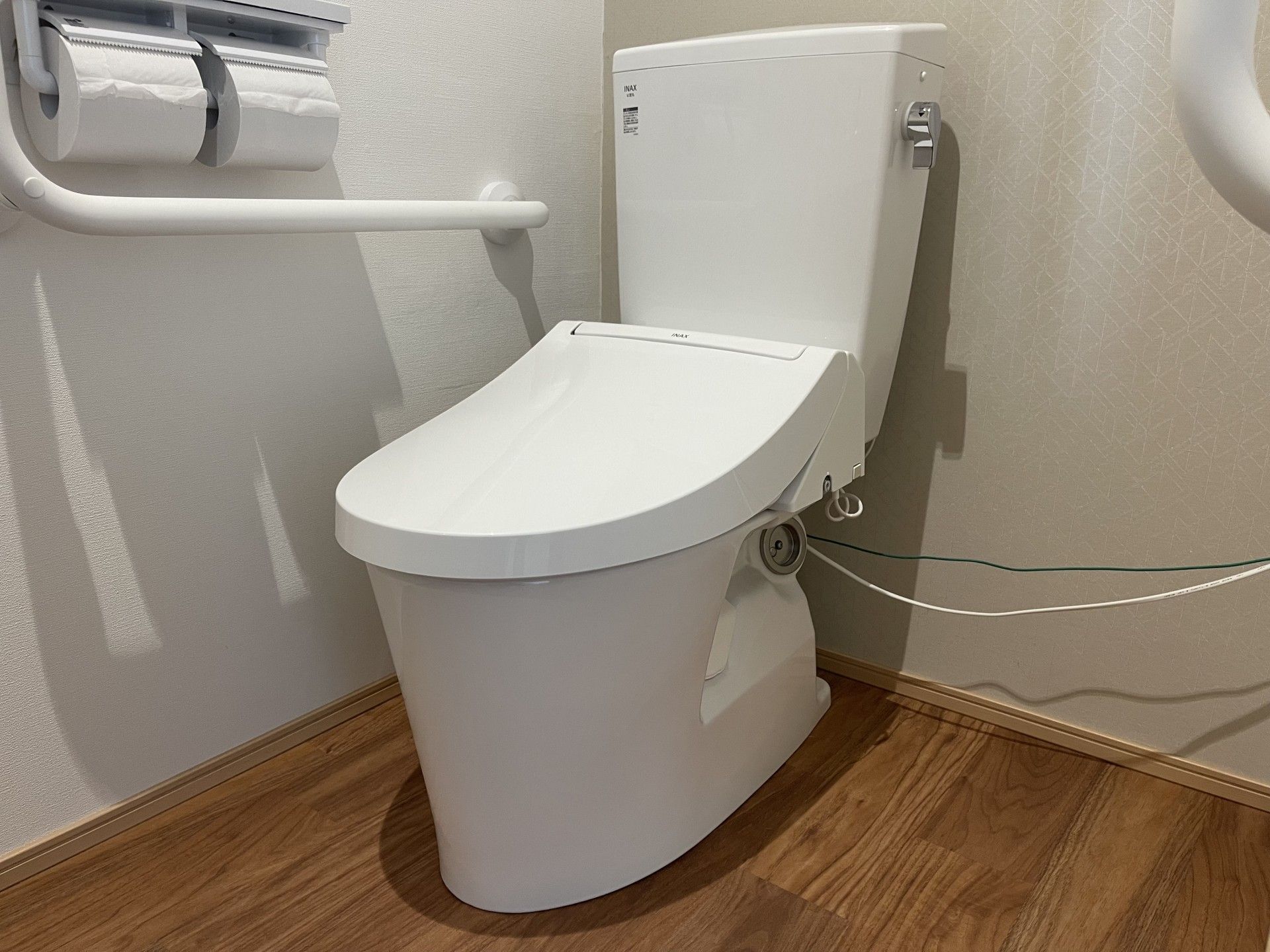 手すり付きのトイレ