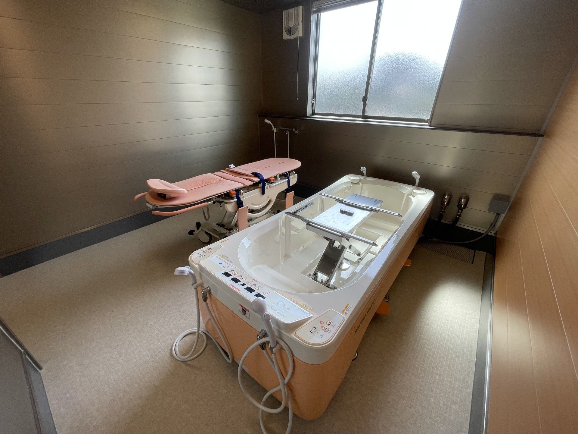 快適な入浴設備の部屋