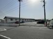 広い駐車場の建物