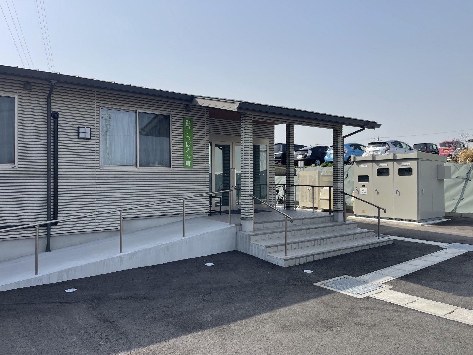 スロープ付きの建物入口