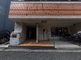 円形の建物のエントランス