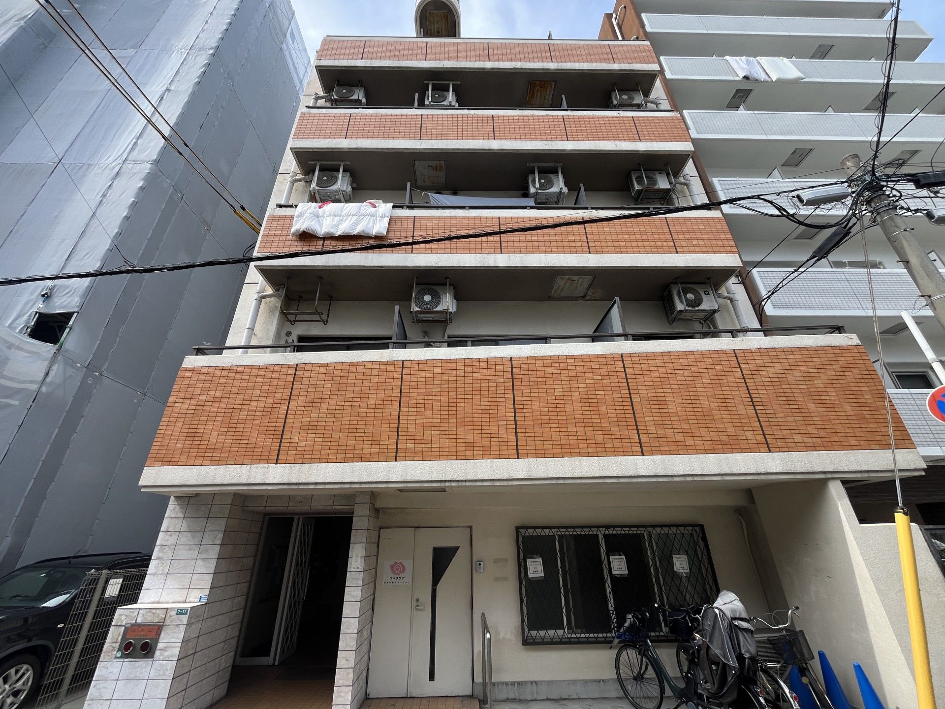 車いすに座っている男性と寄り添う介護スタッフ