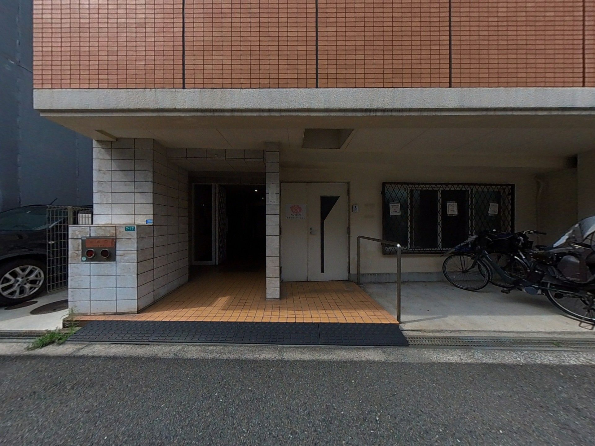 入口が広い建物正面
