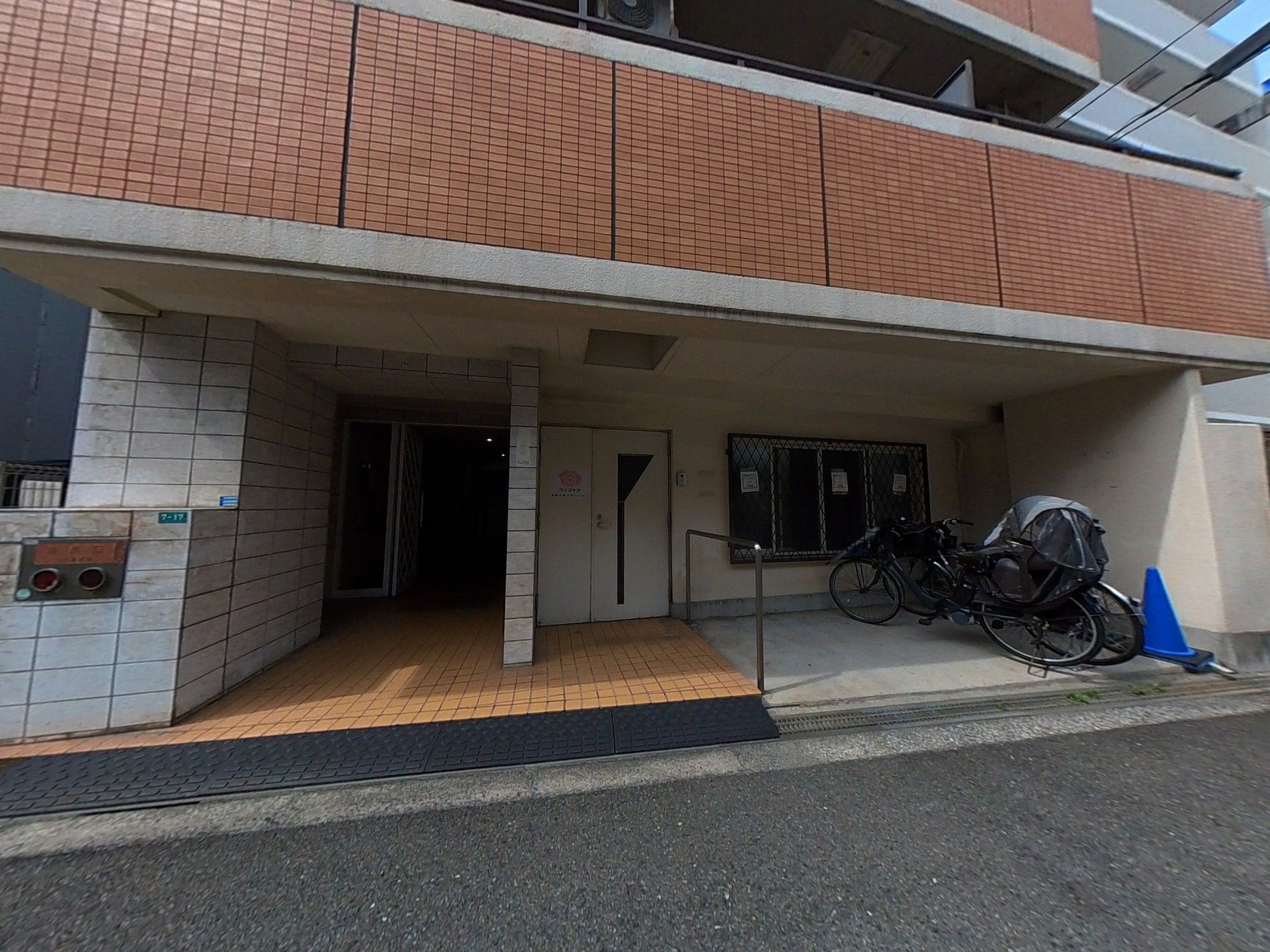 入口と自転車置き場