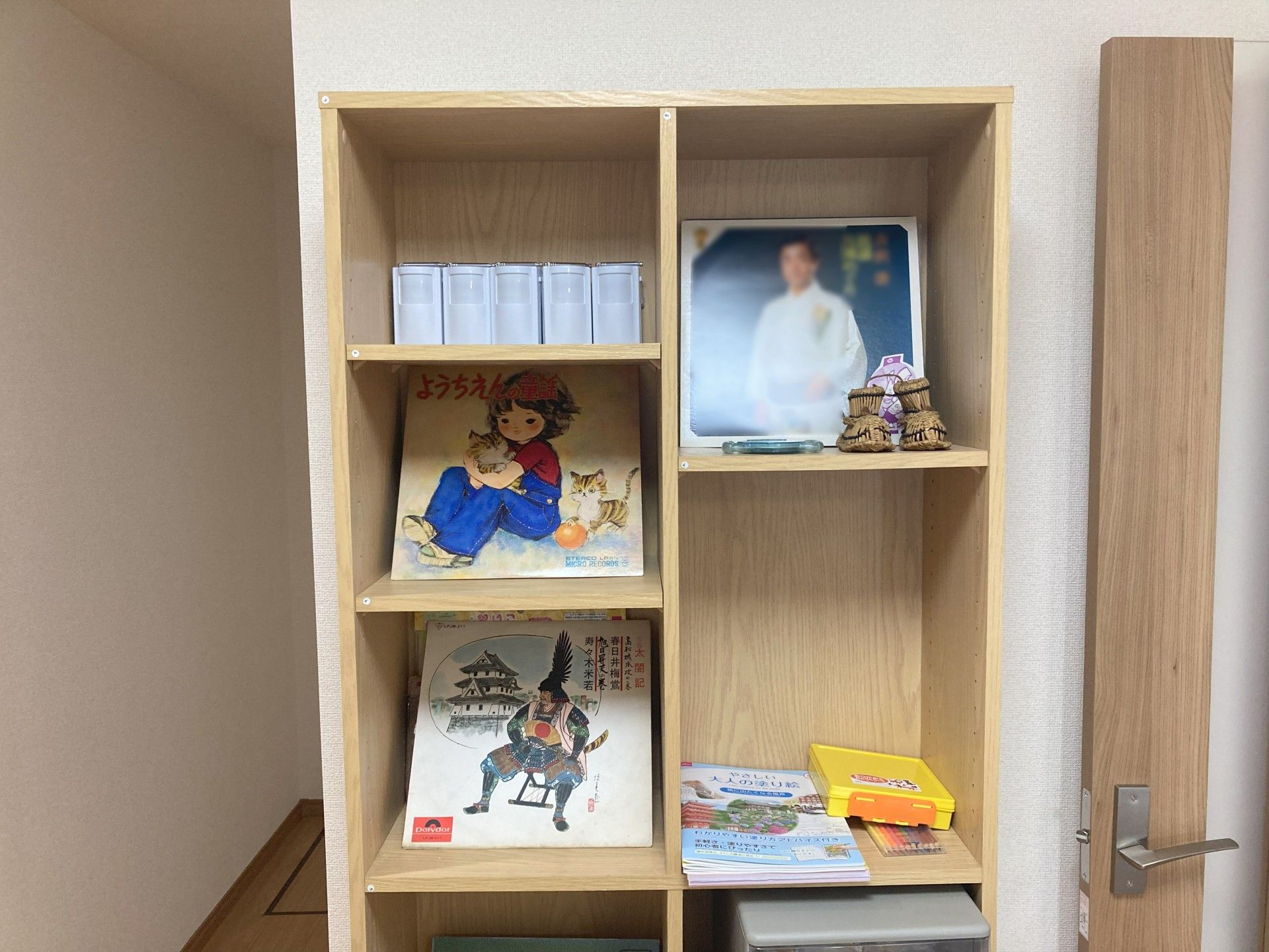 本棚とテレビのある空間