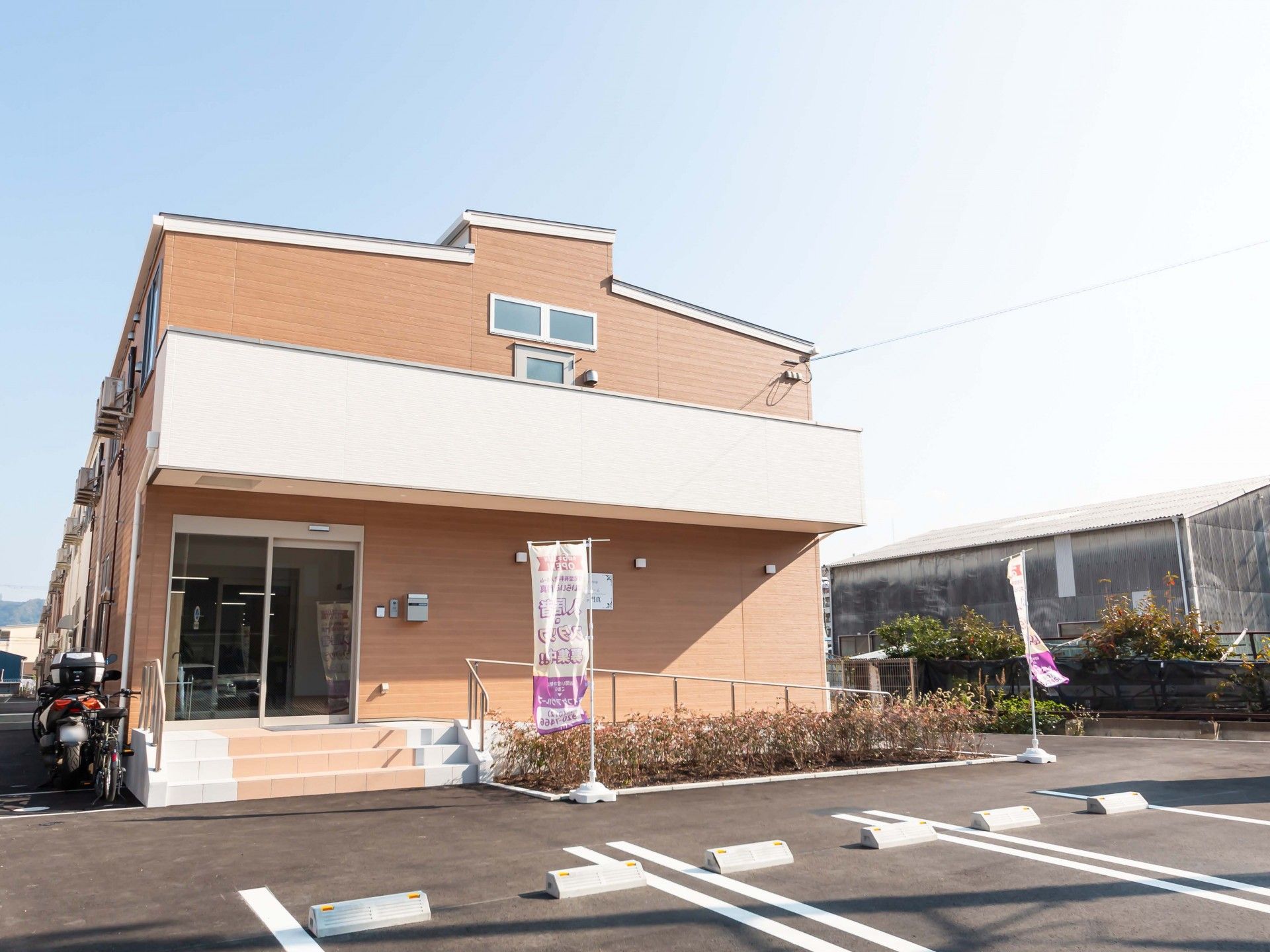 明るい外観の建物入口