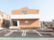 明るい外観の建物入口