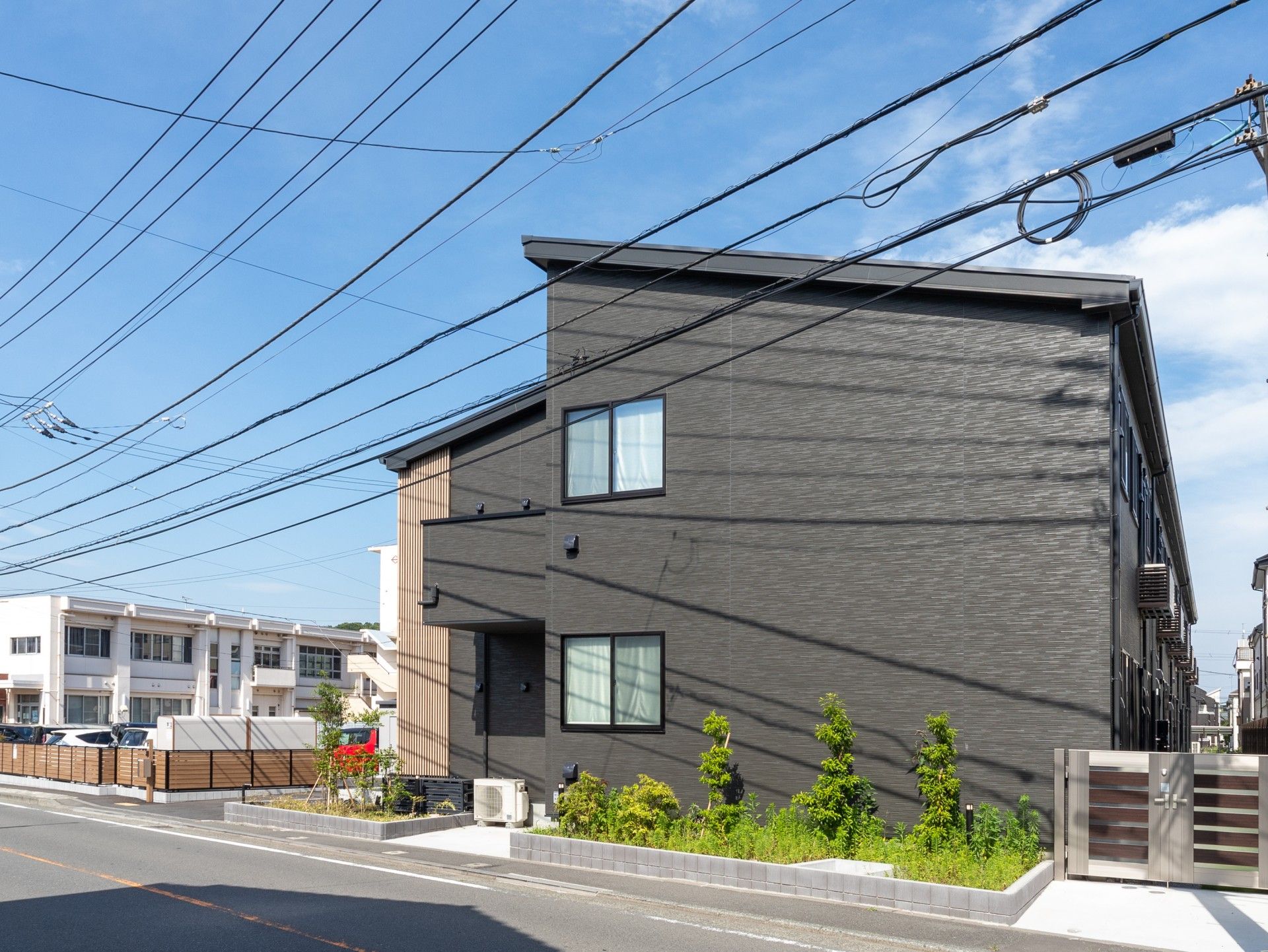 モダンな外観の建物