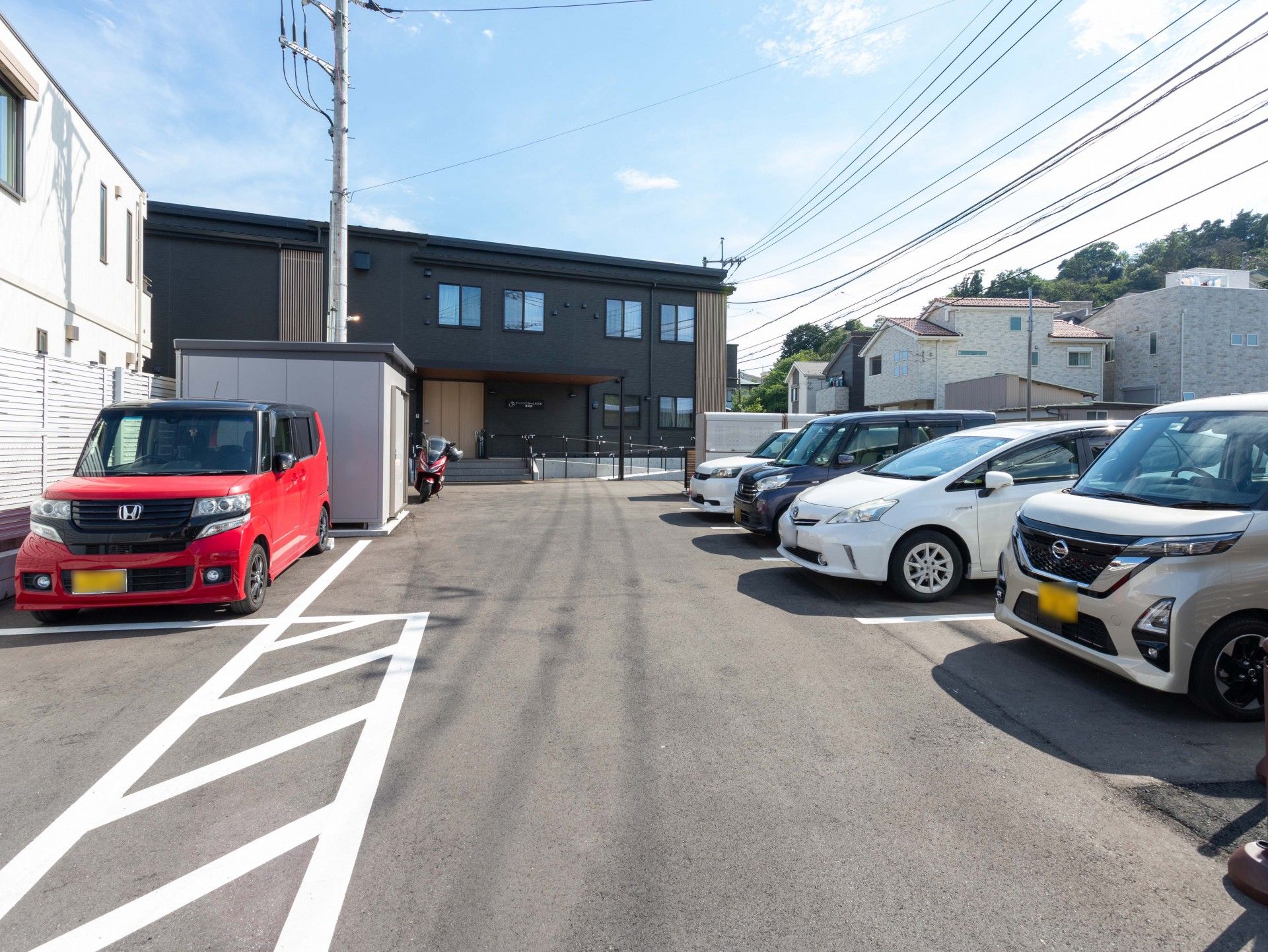 広々とした駐車場の風景