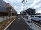 広い道路に面した建物の外観