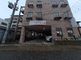 ゆったりとしたエントランスの建物