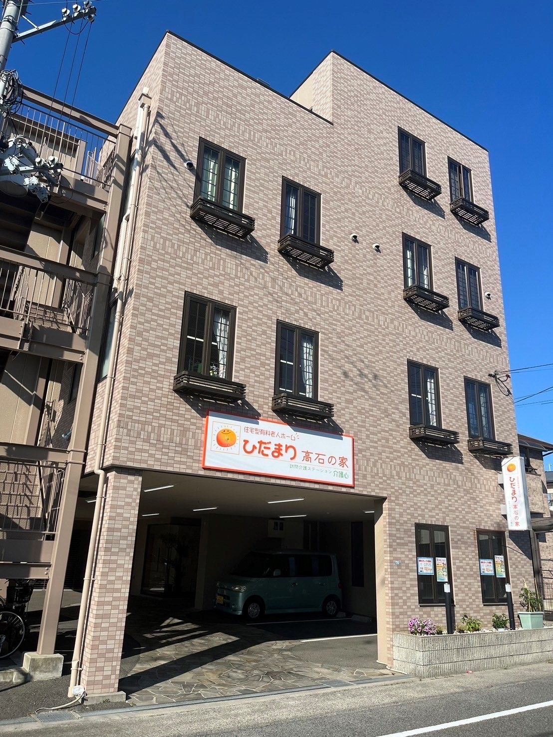 明るい外観の建物入口