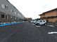 広々とした駐車場の全景