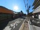 広い道路に面した建物の外観