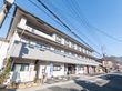 青空の下の建物外観