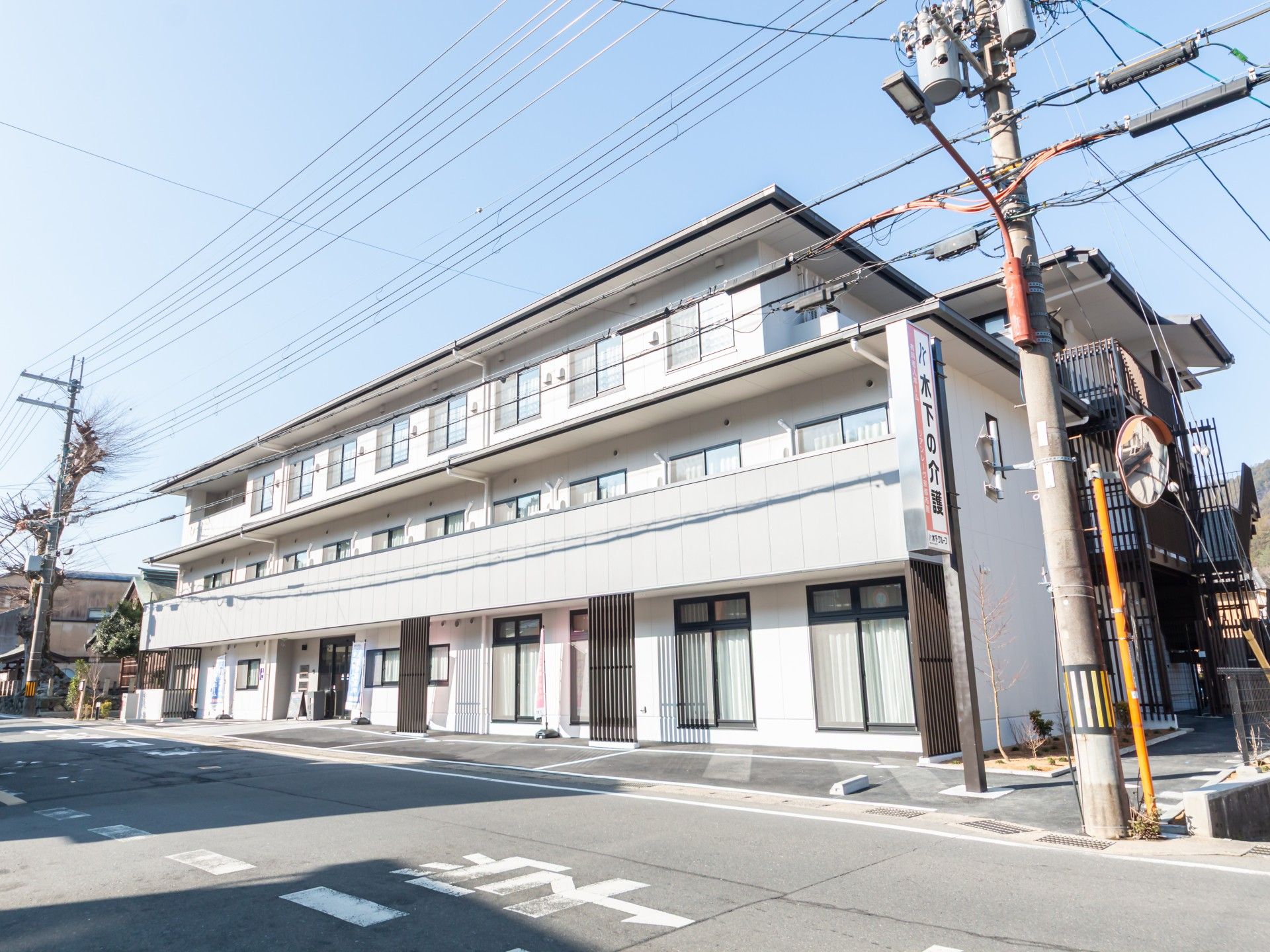 三階建ての建物外観