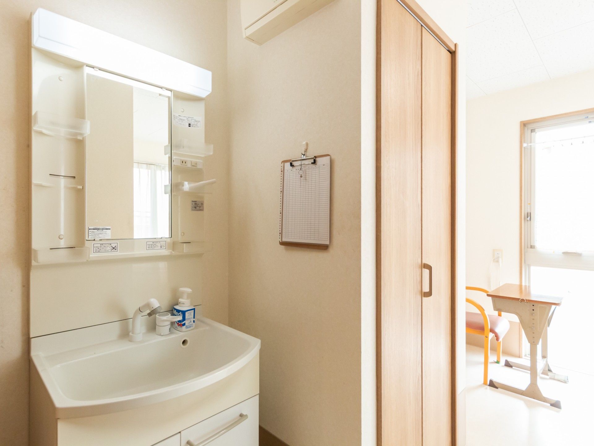 洗面台と明るい窓辺