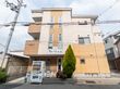 外観と自動販売機の建物