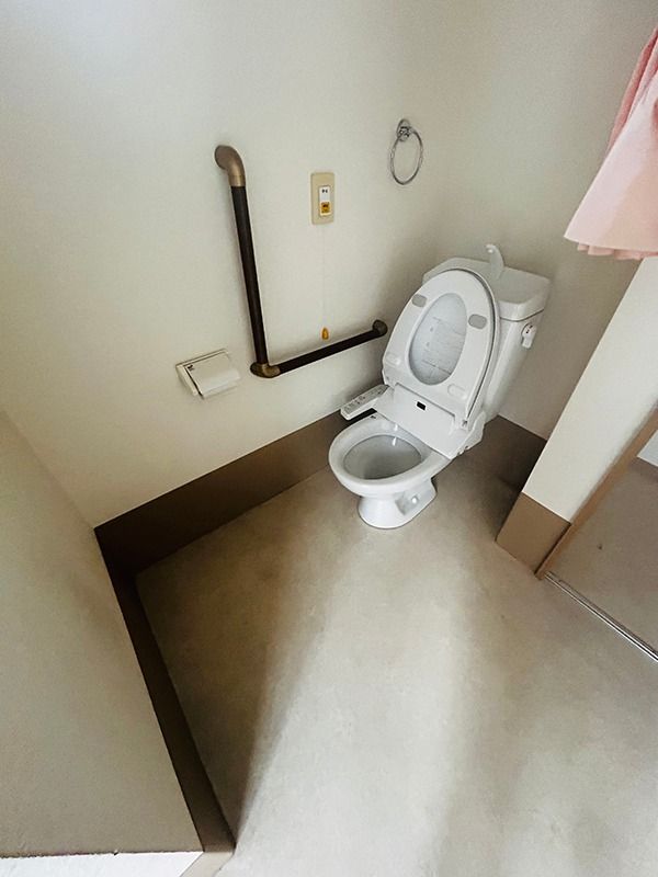 手すり付きのトイレ