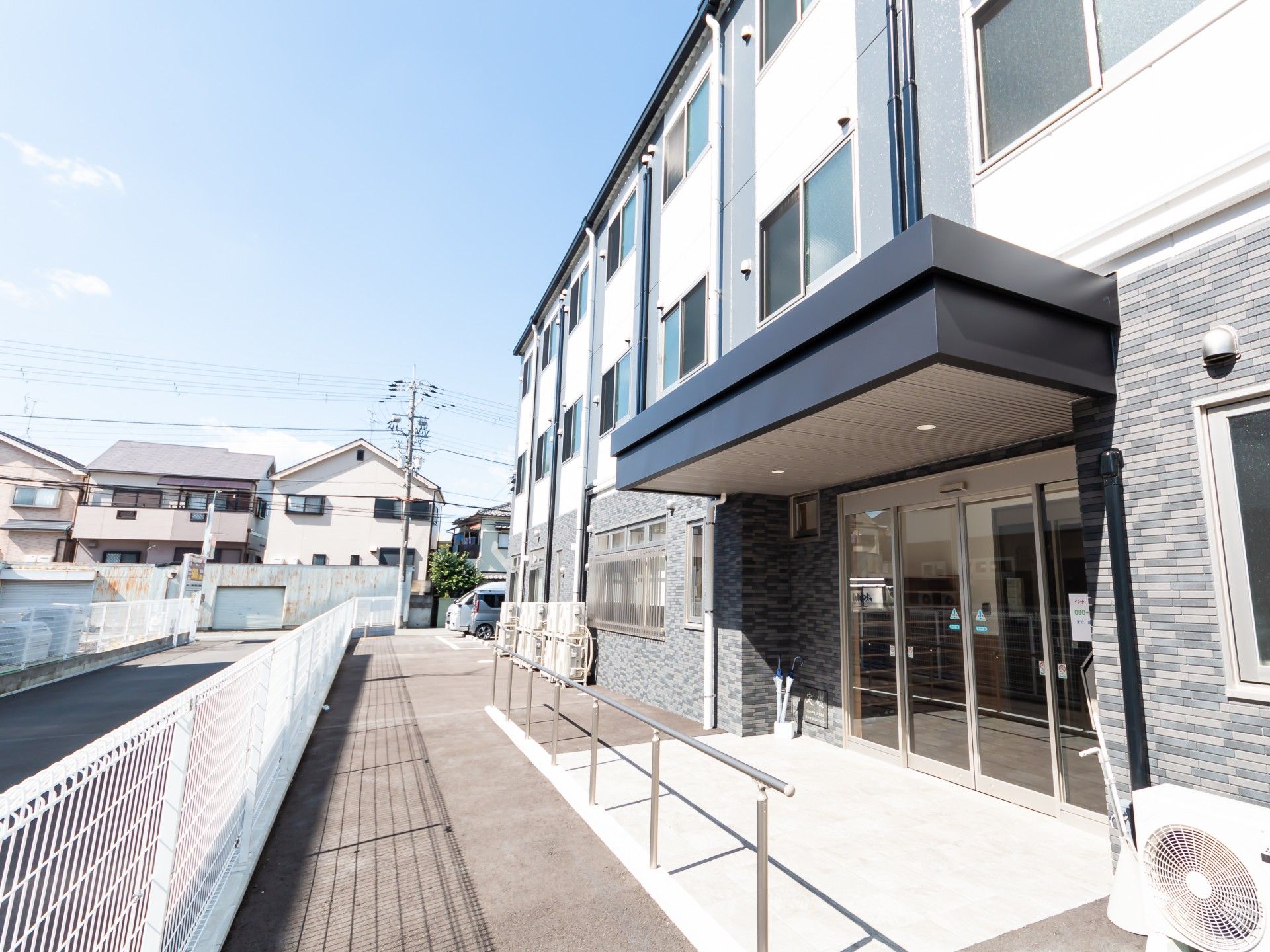 明るく清潔な入口エリア
