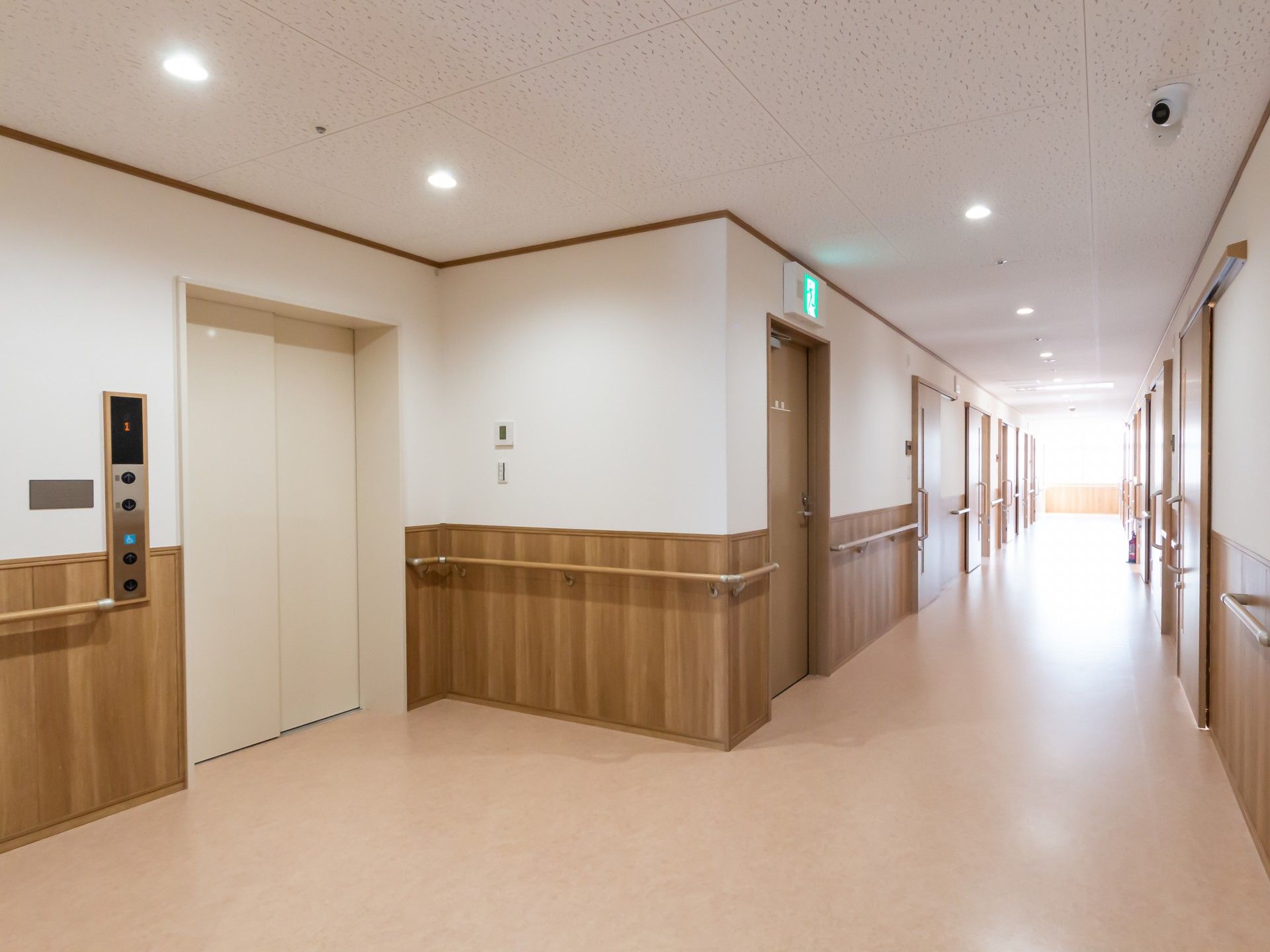 明るく広々とした廊下
